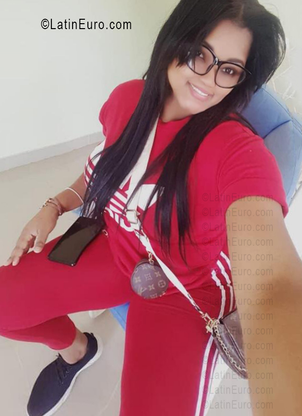 Date this nice looking Dominican Republic girl Thalia from Santo Domingo DO56502