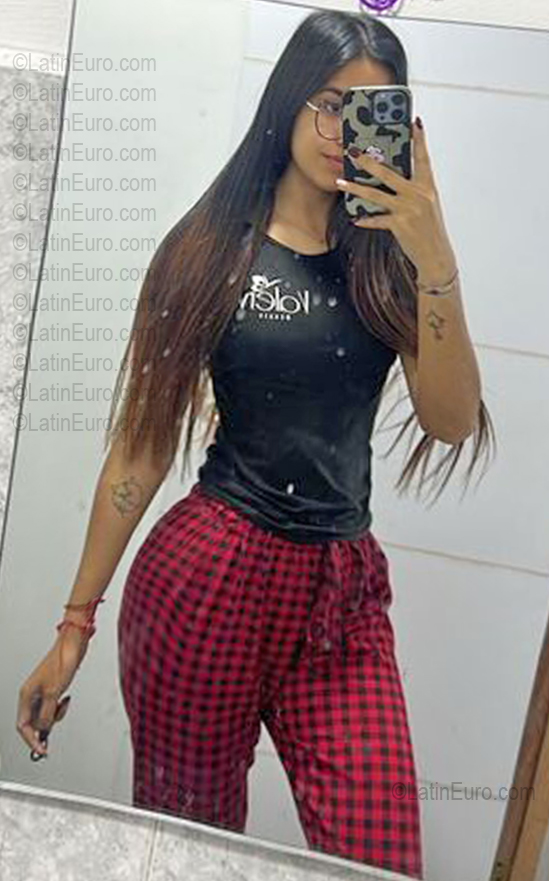 Date this good-looking Venezuela girl Valery Andrea from Valencia VE5725