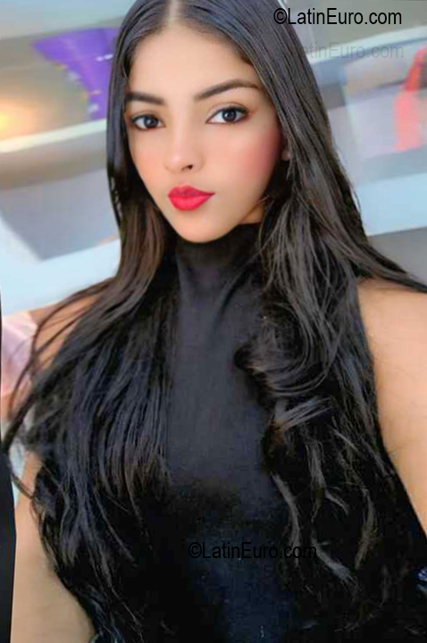 Date this foxy Venezuela girl Aurora from Barcelona VE5729