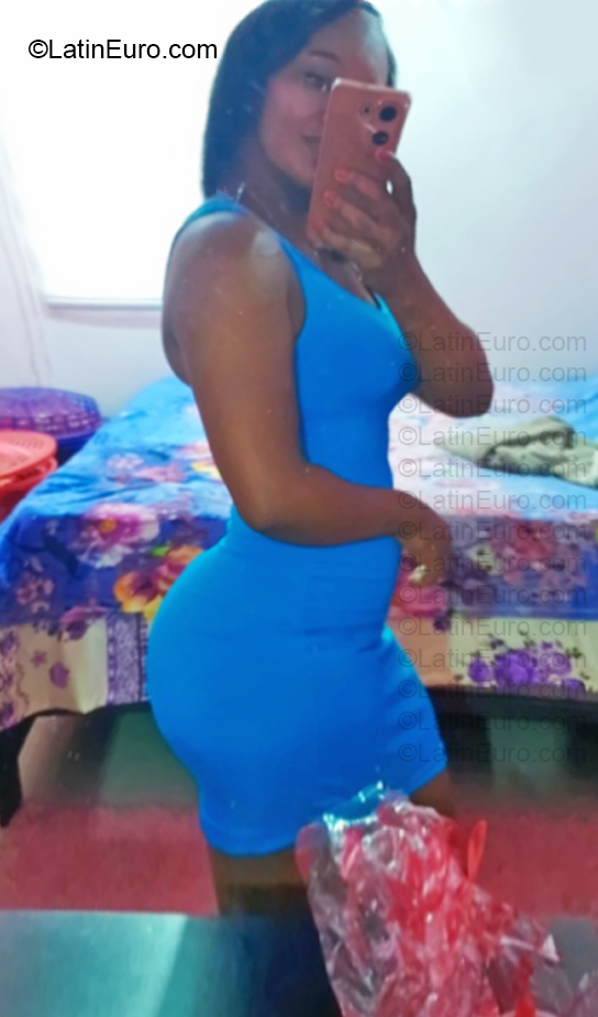 Date this hot Dominican Republic girl Araceli from Santo Domingo DO57025